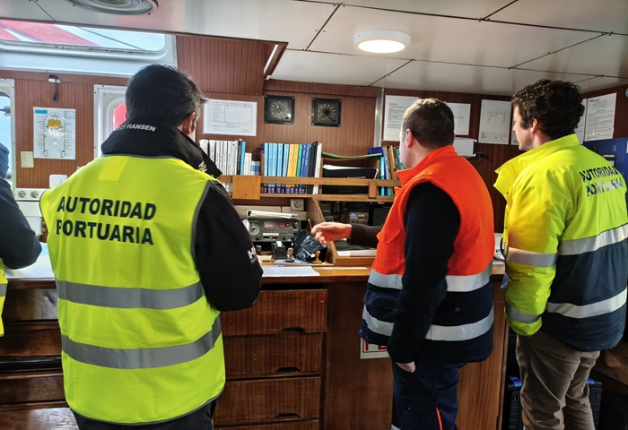 Trabajadores de la Autoridad Portuaria visitan el remolcador de altura Ría de Vigo