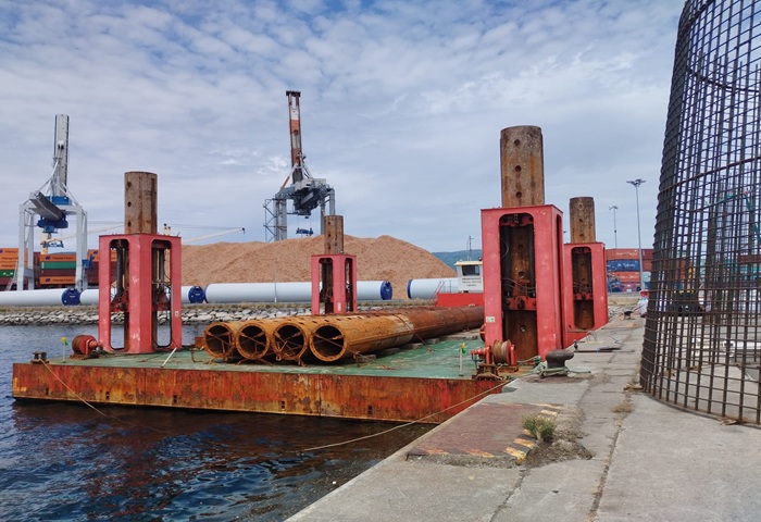 La Autoridad Portuaria inicia la obra marítima para la rehabilitación de la torre baliza de Camoucos