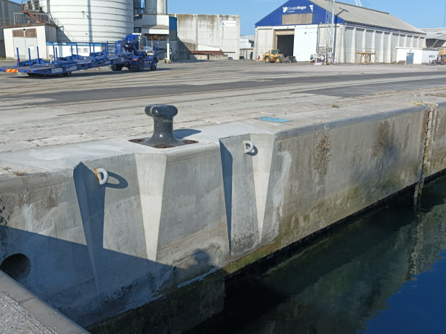 La Autoridad Portuaria acomete la renovación de los bolardos de los muelles Leirós