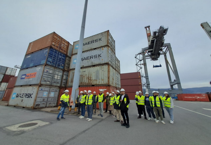 Alumnos de Transporte y Logística del CES Aloya visitan el puerto