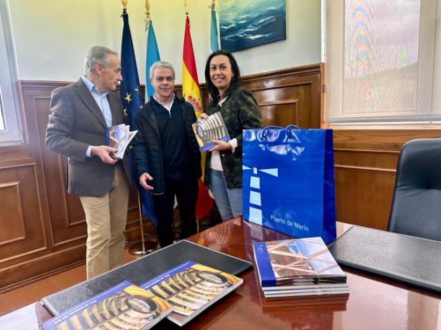 La Autoridad Portuaria entrega al Concello de Marín ejemplares de la publicación Ons, la memoria del faro, para la biblioteca y museos del municipio