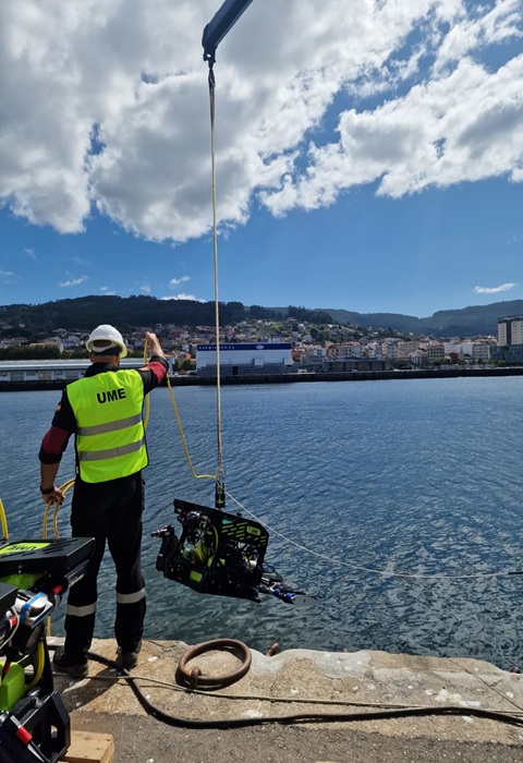 La UME prueba los robots adquiridos en el Puerto de Marín para la toma de datos a gran profundidad