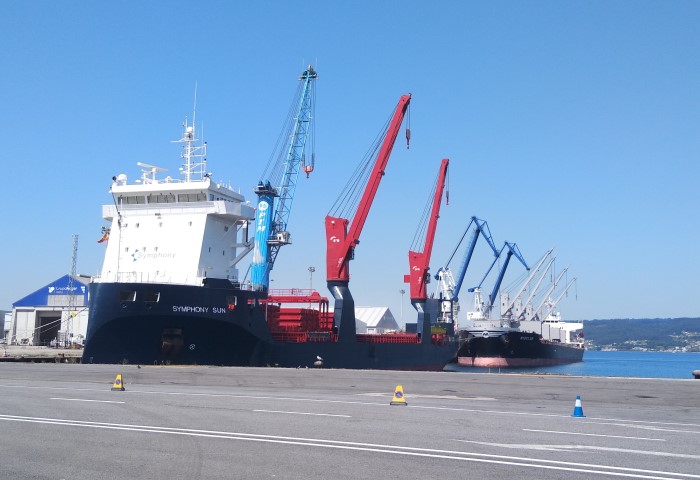 Seis mercantes con cerca de 85.000 toneladas de mercancía comparten hoy operativa en Marín