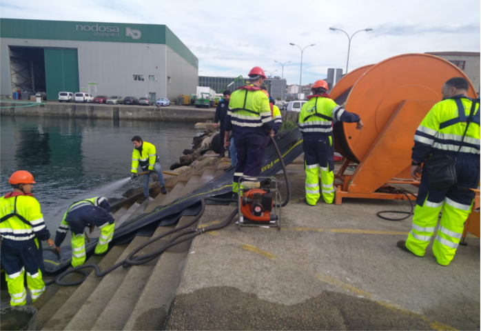 El puerto activa sus planes de emergencia con el simulacro de un derrame en la Ría