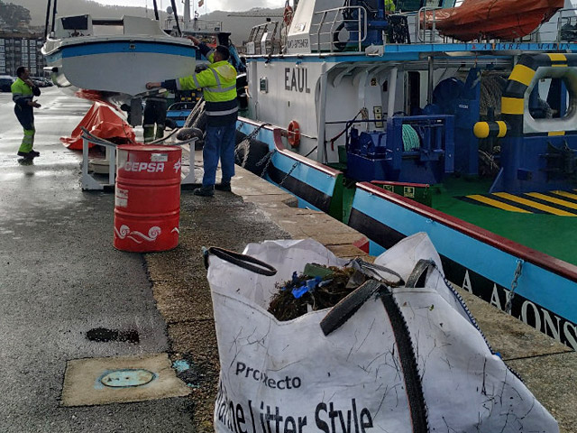 La Autoridad Portuaria realiza una limpieza de la lámina de agua en la dársena pesquera