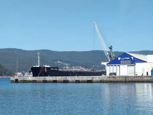 Dos graneleros descargan más de 100.000 toneladas en el Puerto de Marín