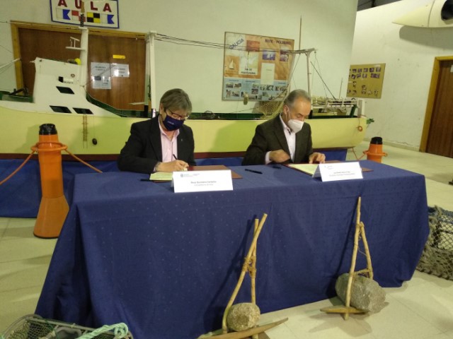 O presidente da Autoridade Portuaria asina un convenio de colaboración coa conselleira do Mar para a xestión da escola de formación A Aixola